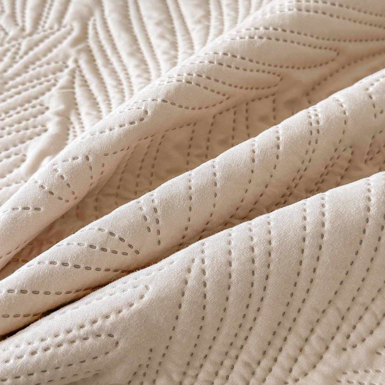 91家纺网 家纺一手货源 找家纺 手艺人家纺 2025新款化纤亲肤床盖三件套 HS-01米色