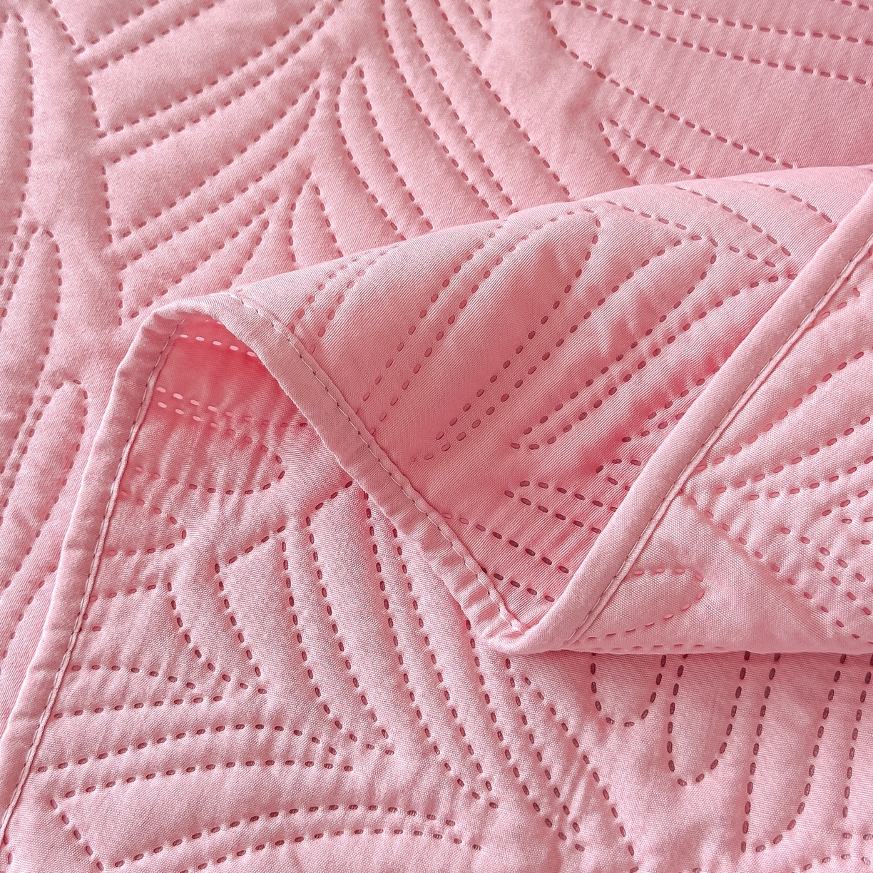 91家纺网 家纺一手货源 找家纺 手艺人家纺 2025新款化纤亲肤床盖三件套 HS-01粉色