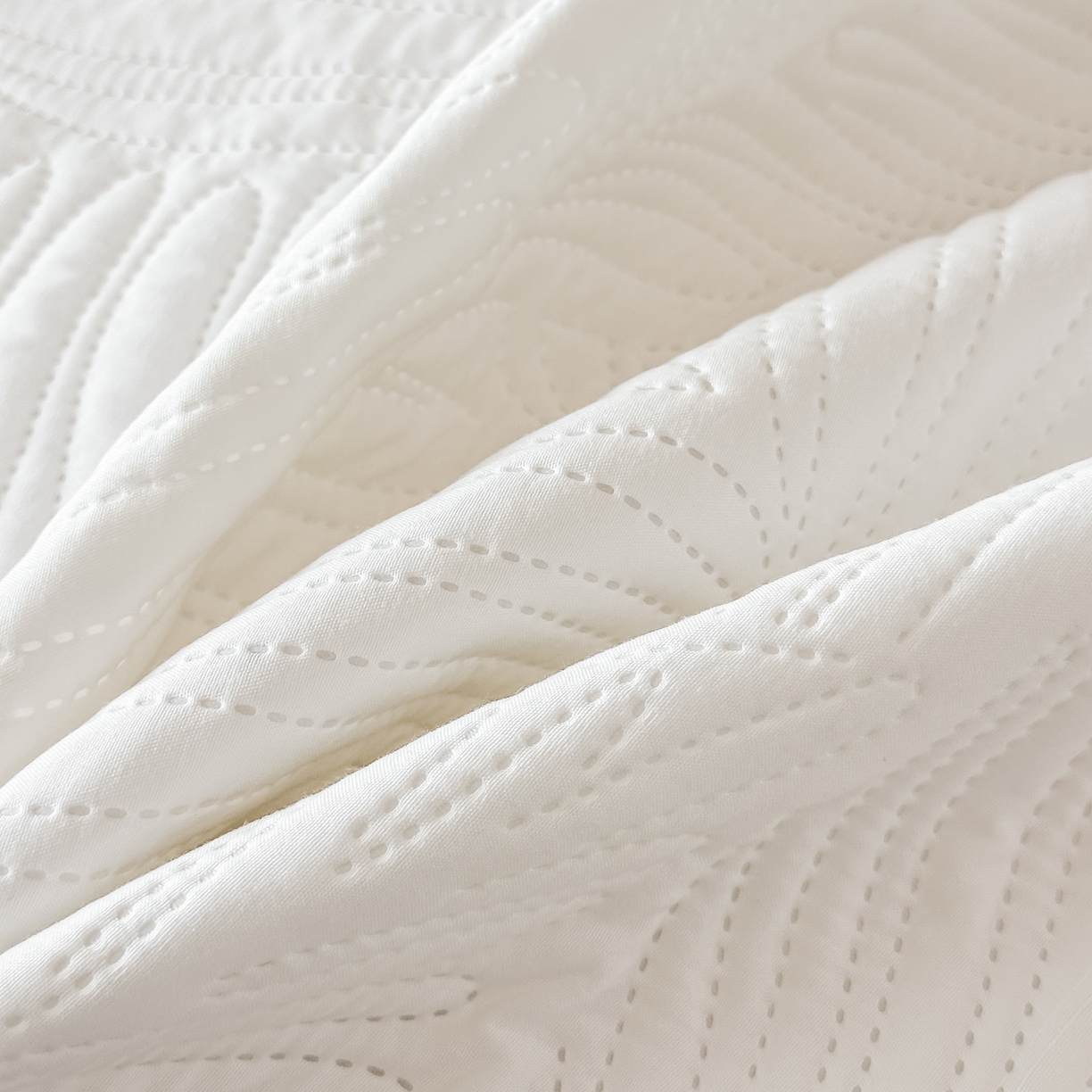 91家纺网 家纺一手货源 找家纺 手艺人家纺 2025新款化纤亲肤床盖三件套 HS-01白色