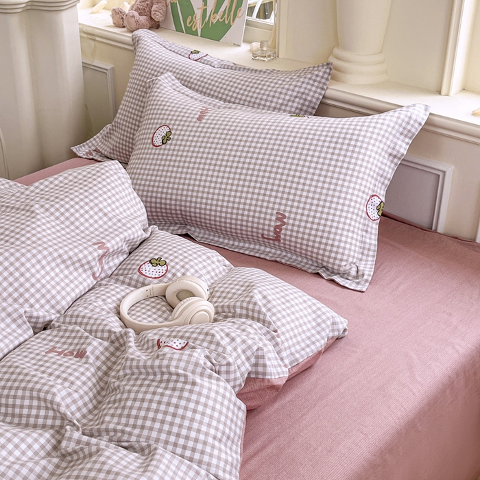 91家纺网 家纺一手货源 找家纺 红淳家纺 2025新款小清新春款12868全棉印花四件套 格纹水果（咖）