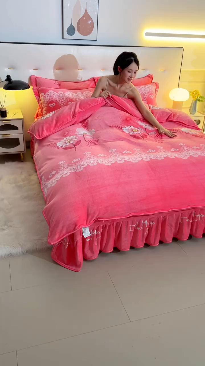 91家纺网 家纺一手货源 找家纺 代芙家纺2025款高克重10斤牛奶绒四件套【下载图片前看下详情公告】粉色花语