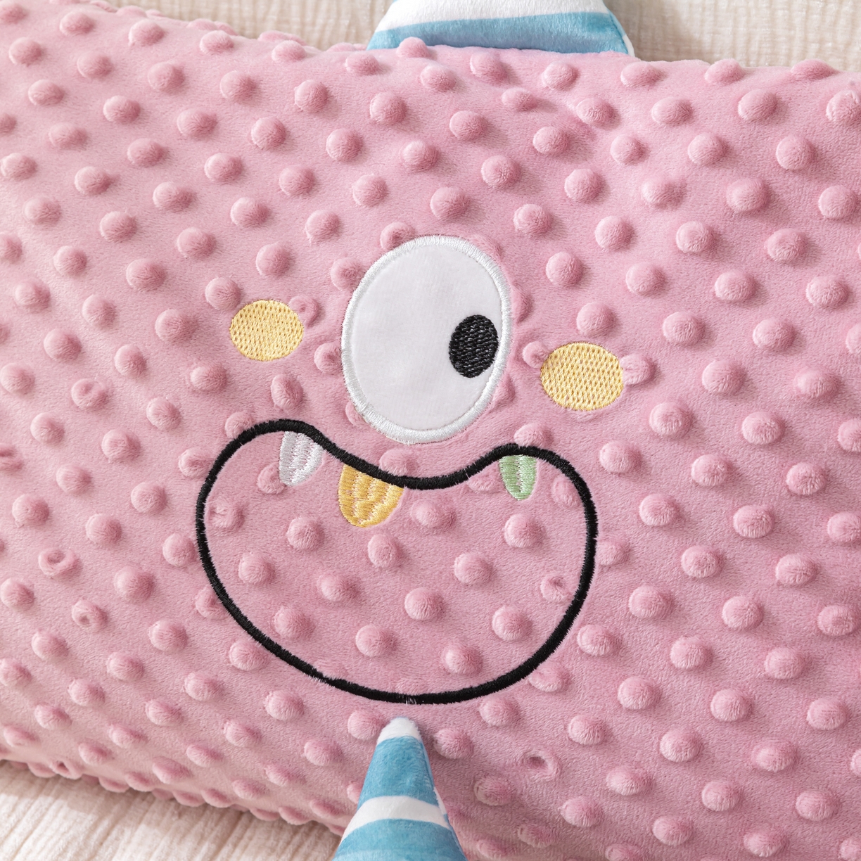 91家纺网 家纺一手货源 找家纺 （总）织布人 2025新款荞麦枕豆豆绒小怪兽卡通儿童荞麦枕学生枕开学季宿舍枕头枕芯