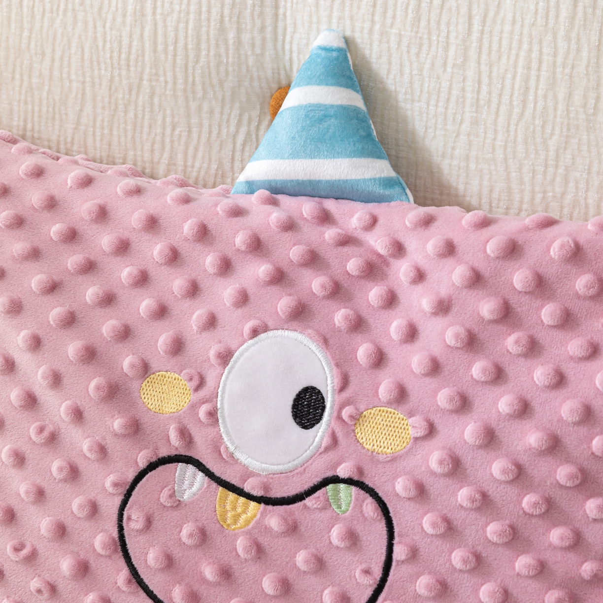 91家纺网 家纺一手货源 找家纺 织布人 2025新款荞麦枕豆豆绒小怪兽卡通儿童荞麦枕学生枕开学季宿舍枕头枕芯 太空豆豆荞麦枕-太空眼粉 30x50cm/只