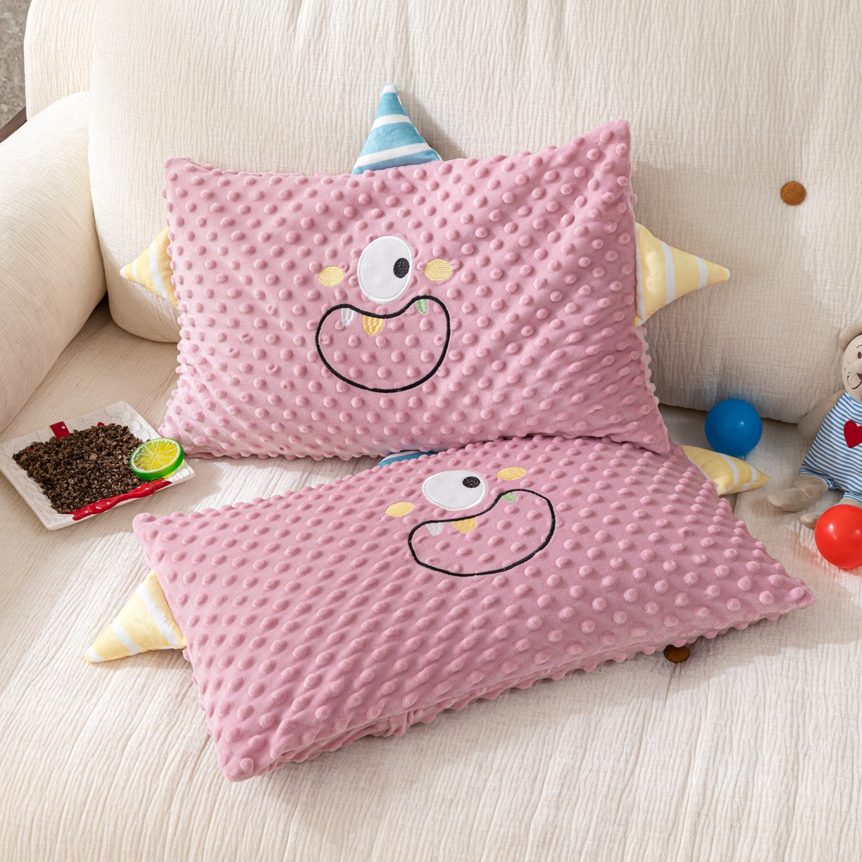91家纺网 家纺一手货源 找家纺 织布人 2025新款荞麦枕豆豆绒小怪兽卡通儿童荞麦枕学生枕开学季宿舍枕头枕芯 太空豆豆荞麦枕-太空眼粉 30x50cm/只