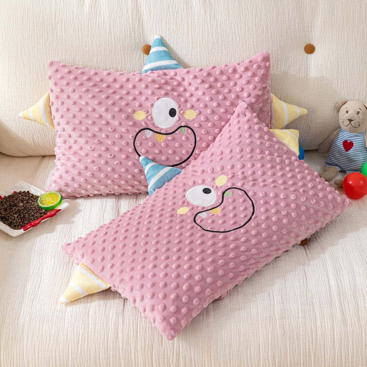 91家纺网 家纺一手货源 找家纺 织布人 2025新款荞麦枕豆豆绒小怪兽卡通儿童荞麦枕学生枕开学季宿舍枕头枕芯 太空豆豆荞麦枕-太空眼粉 30x50cm/只