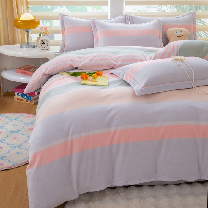 91家纺网 家纺一手货源 找家纺 优姿家纺 2025新款加厚全消光牛奶绒印花四件套精彩世界