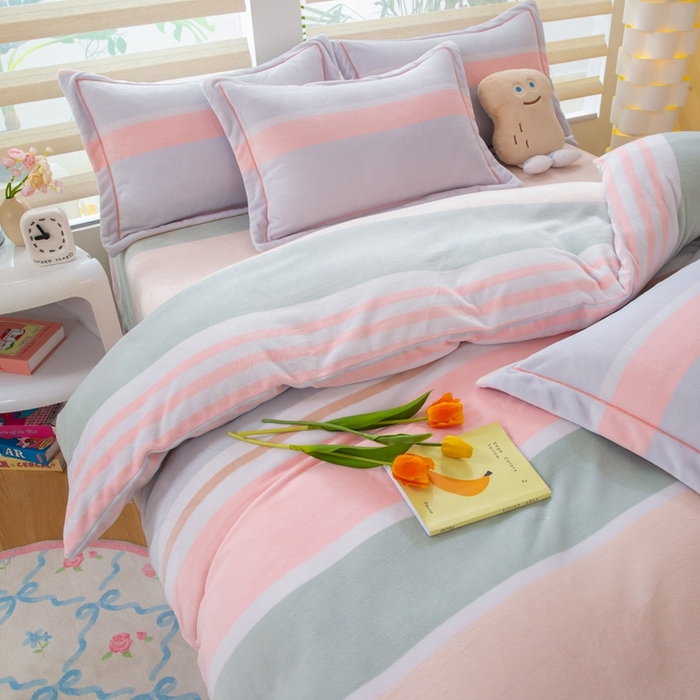 91家纺网 家纺一手货源 找家纺 优姿家纺 2025新款加厚全消光牛奶绒印花四件套精彩世界