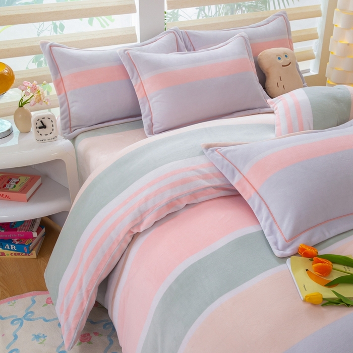 91家纺网 家纺一手货源 找家纺 优姿家纺 2025新款加厚全消光牛奶绒印花四件套精彩世界