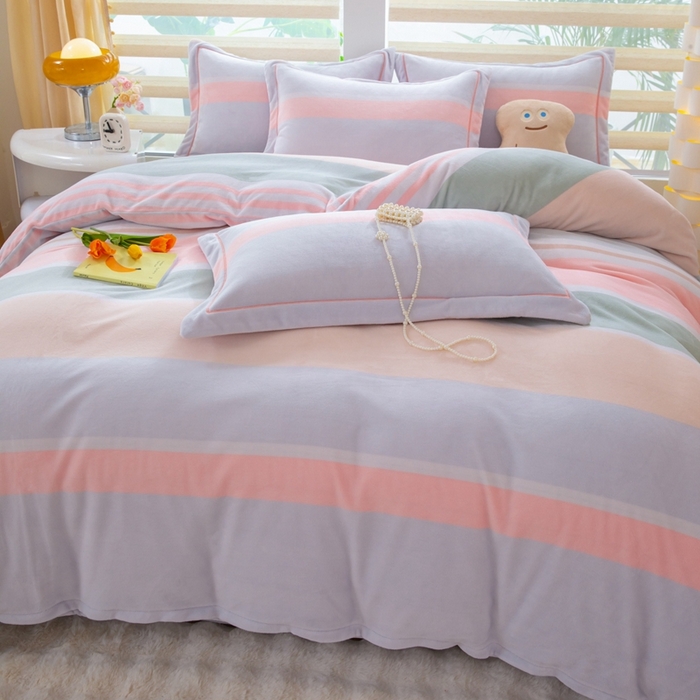 91家纺网 家纺一手货源 找家纺 优姿家纺 2025新款加厚全消光牛奶绒印花四件套精彩世界