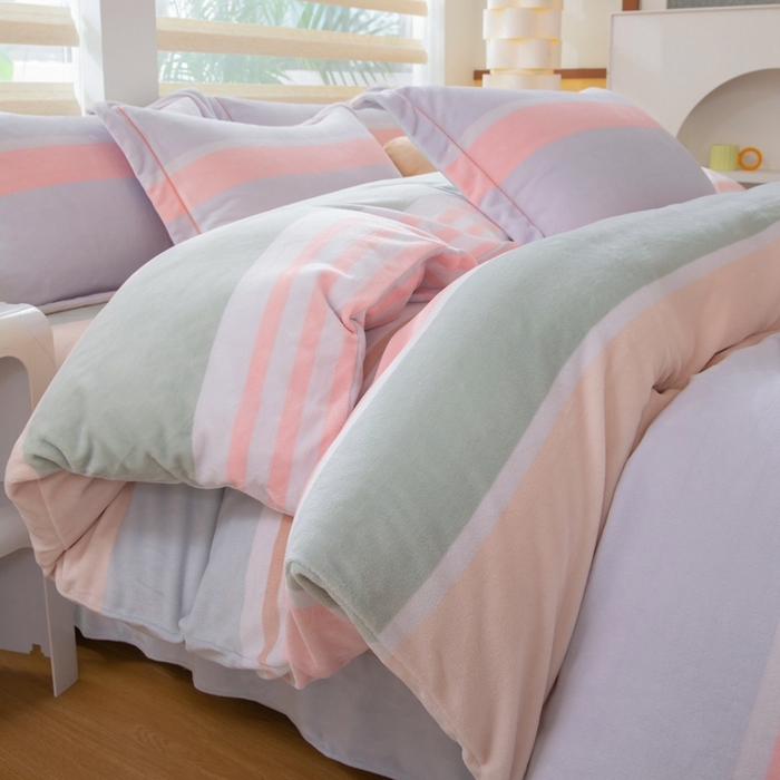 91家纺网 家纺一手货源 找家纺 优姿家纺 2025新款加厚全消光牛奶绒印花四件套精彩世界