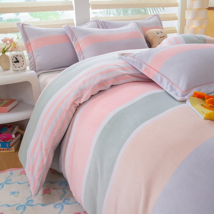 91家纺网 家纺一手货源 找家纺 优姿家纺 2025新款加厚全消光牛奶绒印花四件套精彩世界