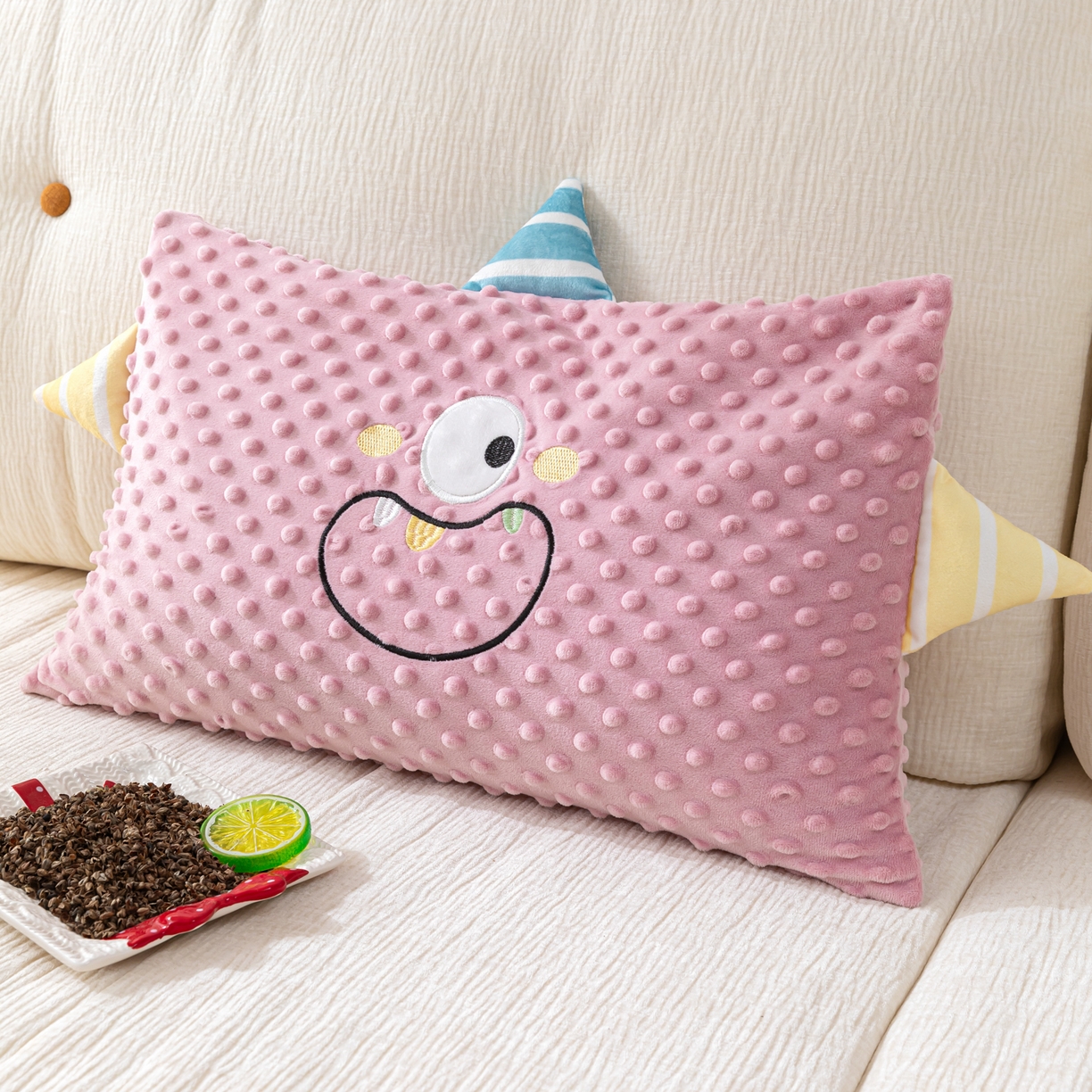 91家纺网 家纺一手货源 找家纺 织布人 2025新款荞麦枕豆豆绒小怪兽卡通儿童荞麦枕学生枕开学季宿舍枕头枕芯 太空豆豆荞麦枕-太空眼粉 30x50cm/只