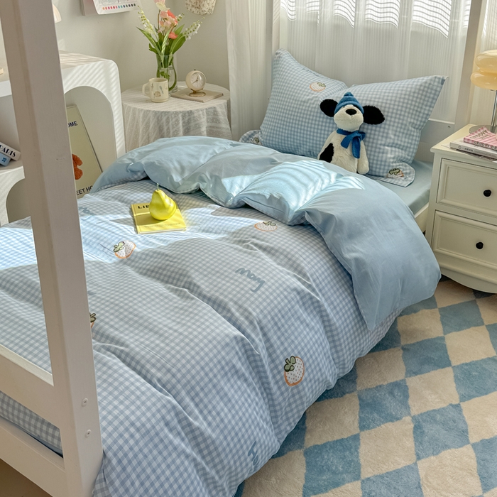 91家纺网 家纺一手货源 找家纺 红淳家纺 2025新款全棉青少年学生三件套 格纹水果（蓝）