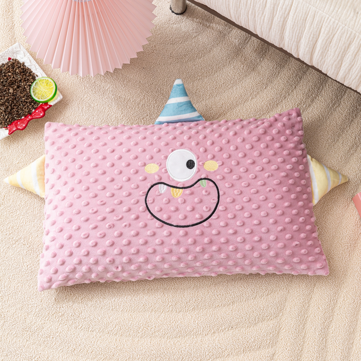 91家纺网 家纺一手货源 找家纺 织布人 2025新款荞麦枕豆豆绒小怪兽卡通儿童荞麦枕学生枕开学季宿舍枕头枕芯 太空豆豆荞麦枕-太空眼粉 30x50cm/只