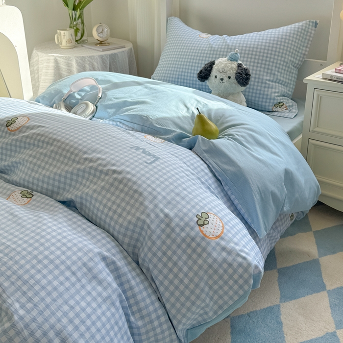 91家纺网 家纺一手货源 找家纺 红淳家纺 2025新款全棉青少年学生三件套 格纹水果（蓝）