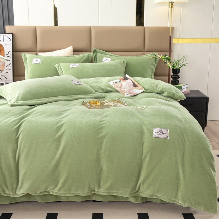 91家纺网 家纺一手货源 找家纺 优姿家纺 2025新款加厚全消光牛奶绒印花四件套抹茶绿