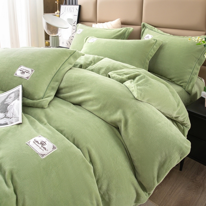 91家纺网 家纺一手货源 找家纺 优姿家纺 2025新款加厚全消光牛奶绒印花四件套抹茶绿