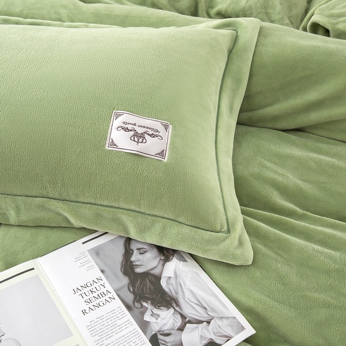 91家纺网 家纺一手货源 找家纺 优姿家纺 2025新款加厚全消光牛奶绒印花四件套抹茶绿