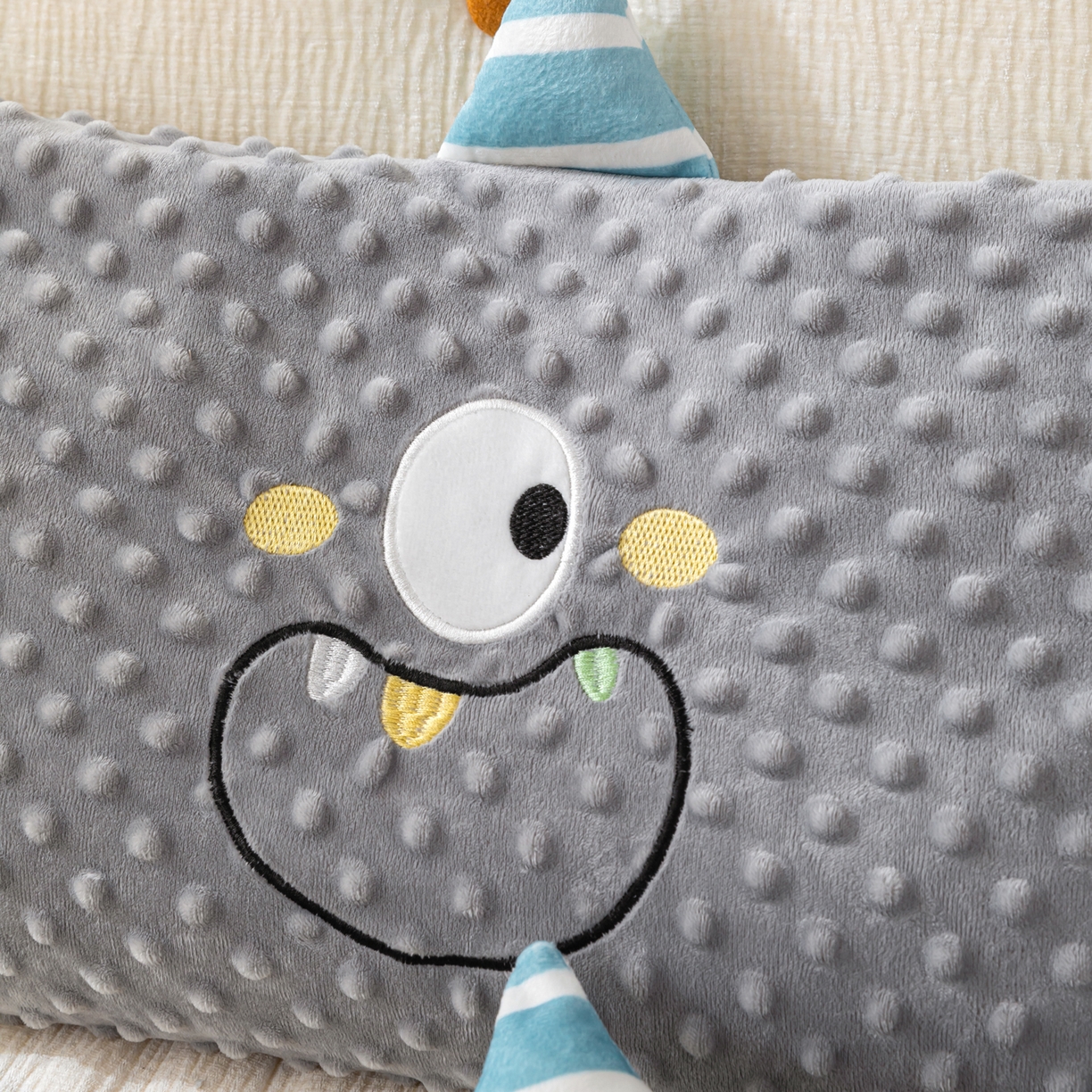 91家纺网 家纺一手货源 找家纺 织布人 2025新款荞麦枕豆豆绒小怪兽卡通儿童荞麦枕学生枕开学季宿舍枕头枕芯 太空豆豆荞麦枕-太空眼灰色 30x50cm/只