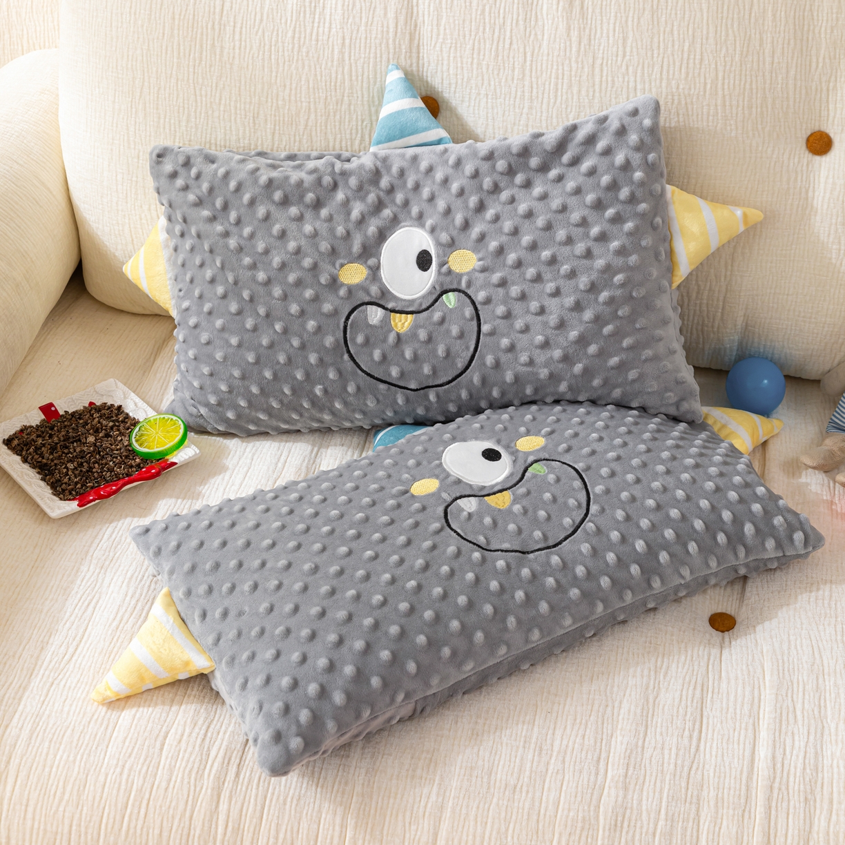 91家纺网 家纺一手货源 找家纺 织布人 2025新款荞麦枕豆豆绒小怪兽卡通儿童荞麦枕学生枕开学季宿舍枕头枕芯 太空豆豆荞麦枕-太空眼灰色 30x50cm/只