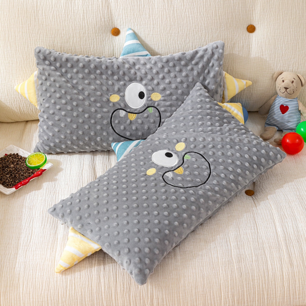 91家纺网 家纺一手货源 找家纺 织布人 2025新款荞麦枕豆豆绒小怪兽卡通儿童荞麦枕学生枕开学季宿舍枕头枕芯 太空豆豆荞麦枕-太空眼灰色 30x50cm/只