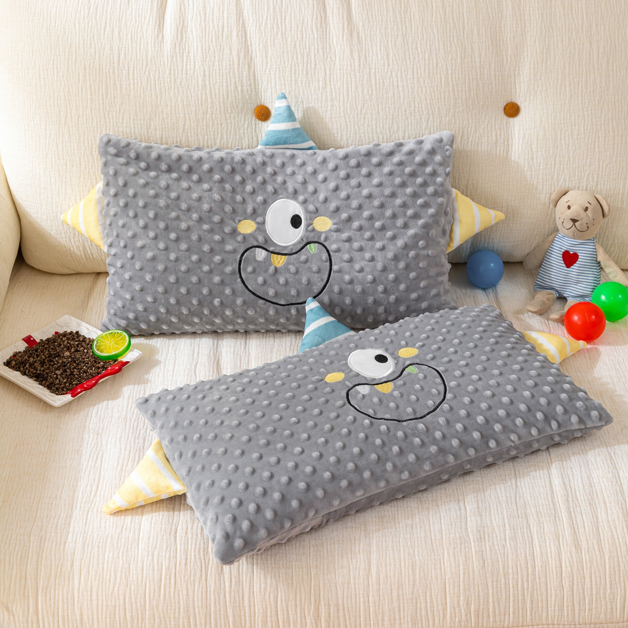 91家纺网 家纺一手货源 找家纺 织布人 2025新款荞麦枕豆豆绒小怪兽卡通儿童荞麦枕学生枕开学季宿舍枕头枕芯 太空豆豆荞麦枕-太空眼灰色 30x50cm/只