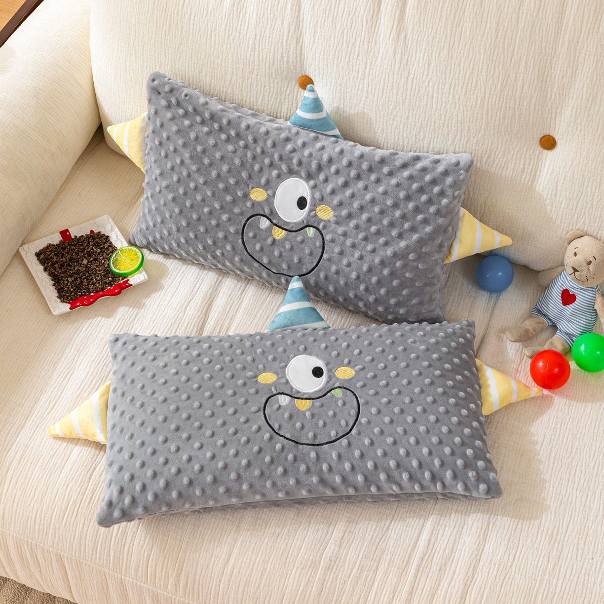 91家纺网 家纺一手货源 找家纺 织布人 2025新款荞麦枕豆豆绒小怪兽卡通儿童荞麦枕学生枕开学季宿舍枕头枕芯 太空豆豆荞麦枕-太空眼灰色 30x50cm/只