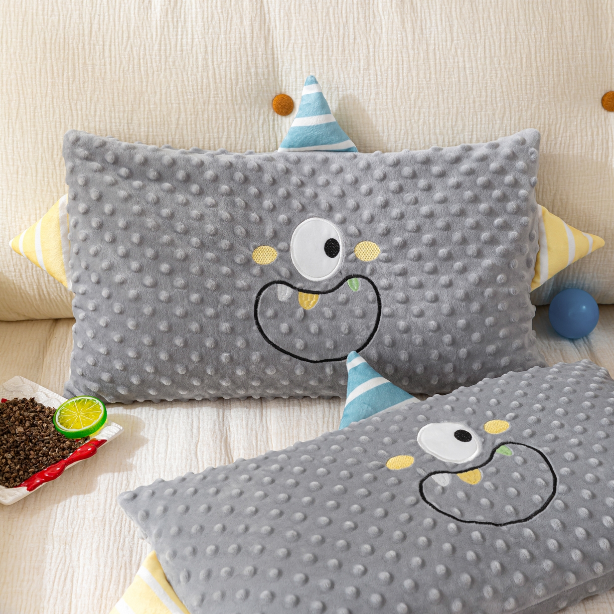 91家纺网 家纺一手货源 找家纺 织布人 2025新款荞麦枕豆豆绒小怪兽卡通儿童荞麦枕学生枕开学季宿舍枕头枕芯 太空豆豆荞麦枕-太空眼灰色 30x50cm/只