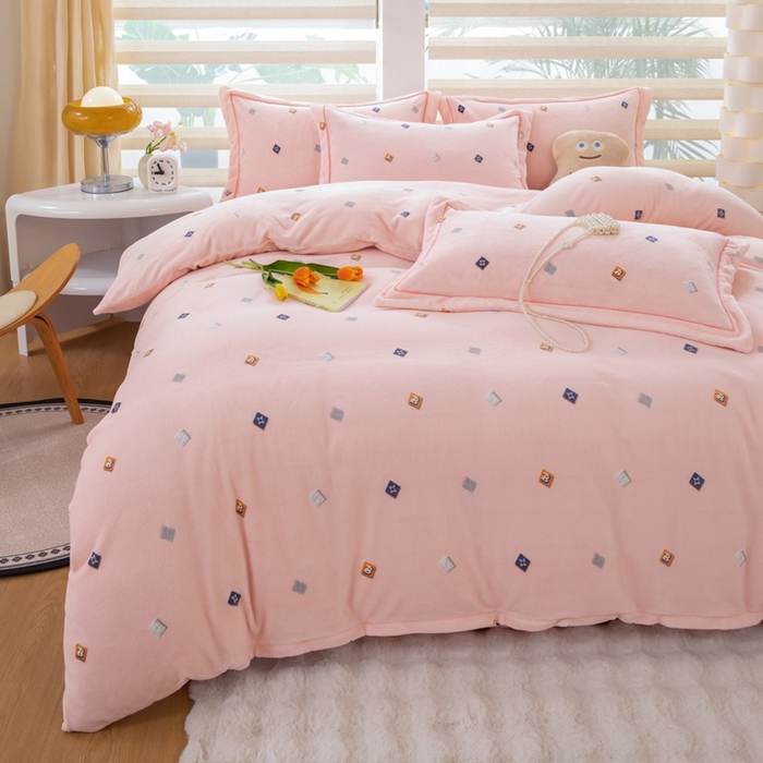 91家纺网 家纺一手货源 找家纺 优姿家纺 2025新款加厚全消光牛奶绒印花四件套怦然心动-粉