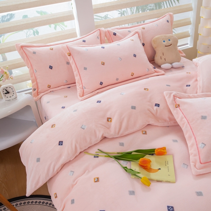 91家纺网 家纺一手货源 找家纺 优姿家纺 2025新款加厚全消光牛奶绒印花四件套怦然心动-粉