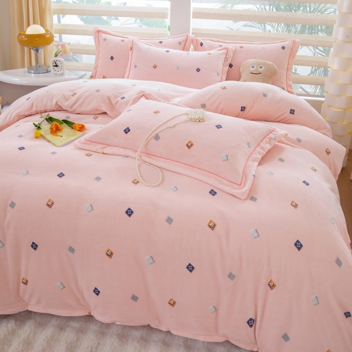 91家纺网 家纺一手货源 找家纺 优姿家纺 2025新款加厚全消光牛奶绒印花四件套怦然心动-粉