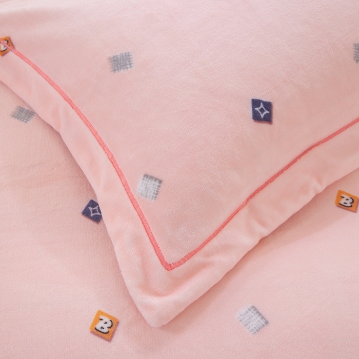 91家纺网 家纺一手货源 找家纺 优姿家纺 2025新款加厚全消光牛奶绒印花四件套怦然心动-粉