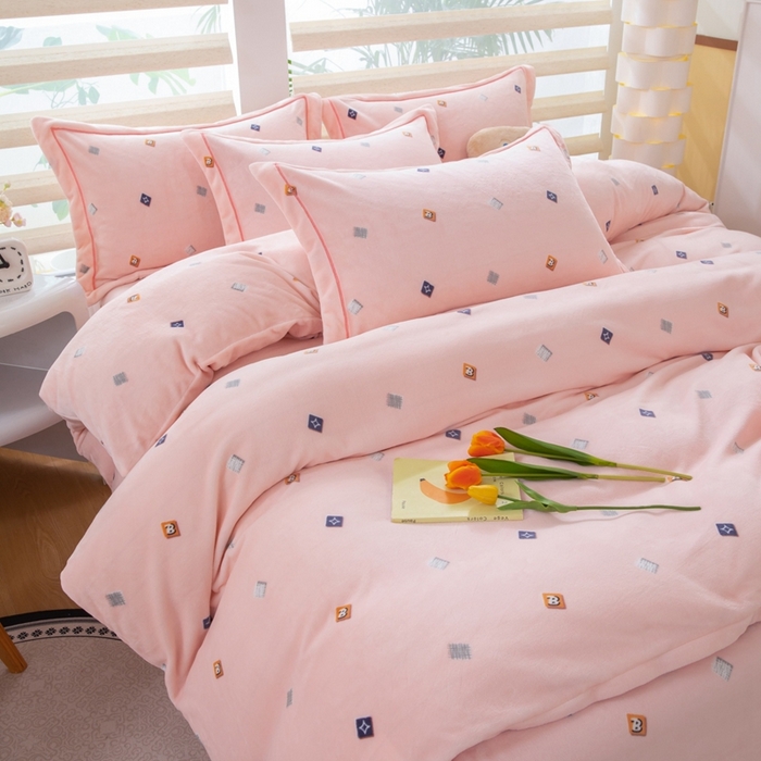 91家纺网 家纺一手货源 找家纺 优姿家纺 2025新款加厚全消光牛奶绒印花四件套怦然心动-粉