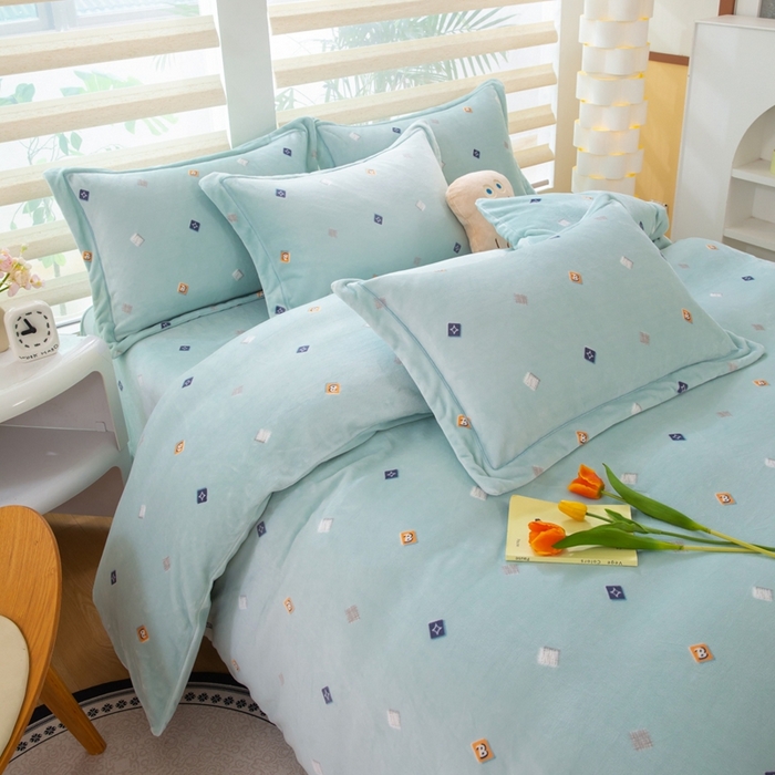 91家纺网 家纺一手货源 找家纺 优姿家纺 2025新款加厚全消光牛奶绒印花四件套怦然心动-绿