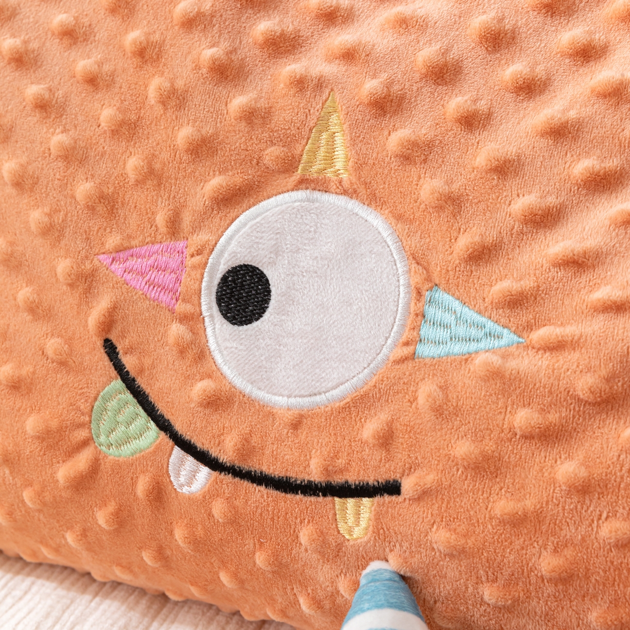 91家纺网 家纺一手货源 找家纺 织布人 2025新款荞麦枕豆豆绒小怪兽卡通儿童荞麦枕学生枕开学季宿舍枕头枕芯 太空豆豆荞麦枕-太空眼桔色 30x50cm/只