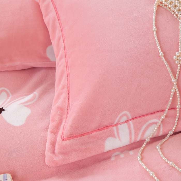 91家纺网 家纺一手货源 找家纺 优姿家纺 2025新款加厚全消光牛奶绒印花四件套绅士范