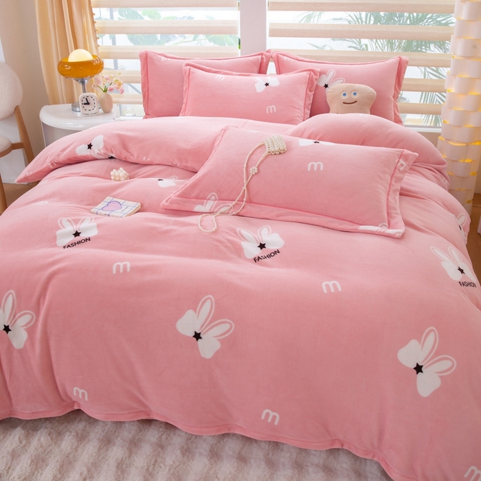 91家纺网 家纺一手货源 找家纺 优姿家纺 2025新款加厚全消光牛奶绒印花四件套绅士范