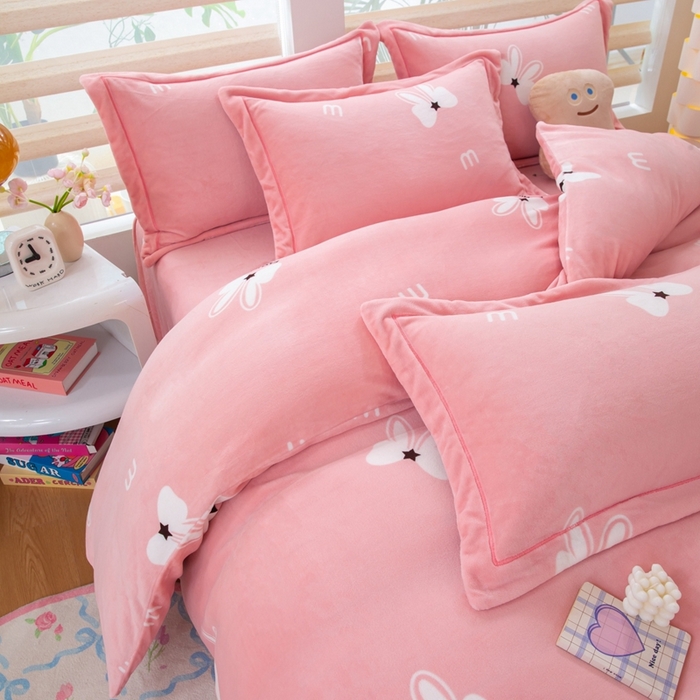 91家纺网 家纺一手货源 找家纺 优姿家纺 2025新款加厚全消光牛奶绒印花四件套绅士范