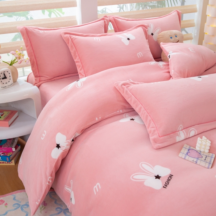 91家纺网 家纺一手货源 找家纺 优姿家纺 2025新款加厚全消光牛奶绒印花四件套绅士范