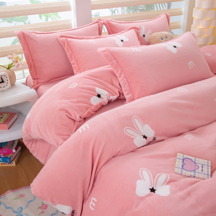 91家纺网 家纺一手货源 找家纺 优姿家纺 2025新款加厚全消光牛奶绒印花四件套绅士范