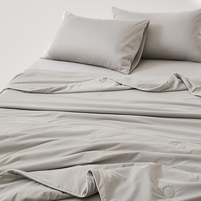 91家纺网 家纺一手货源 找家纺 红淳家纺 2025新款冰激凌系列-90锦纶-A类凉感冰敷夏被 卡其灰