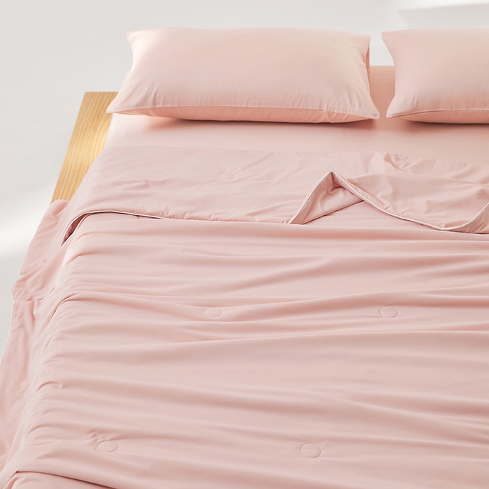 91家纺网 家纺一手货源 找家纺 红淳家纺 2025新款冰激凌系列-90锦纶-A类凉感冰敷夏被 雾霾粉