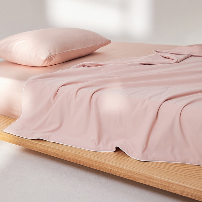 91家纺网 家纺一手货源 找家纺 红淳家纺 2025新款冰激凌系列-90锦纶-A类凉感冰敷夏被 雾霾粉