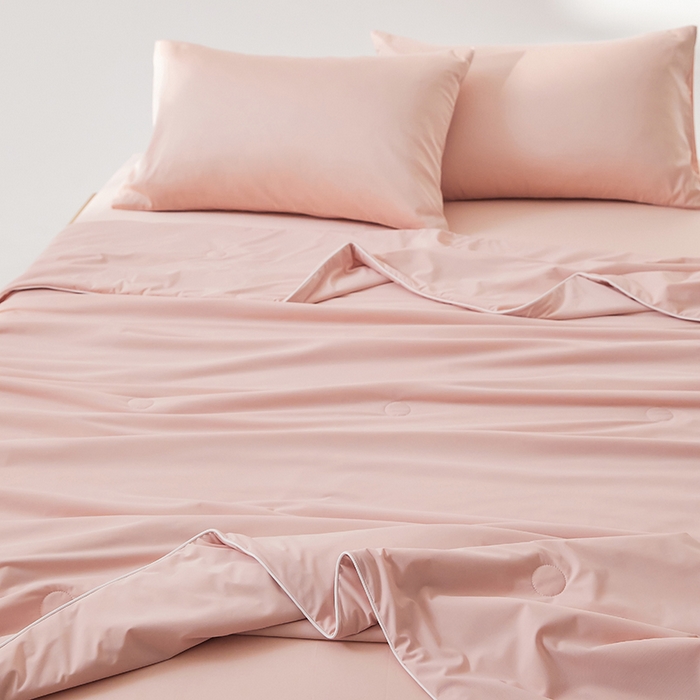 91家纺网 家纺一手货源 找家纺 红淳家纺 2025新款冰激凌系列-90锦纶-A类凉感冰敷夏被 雾霾粉