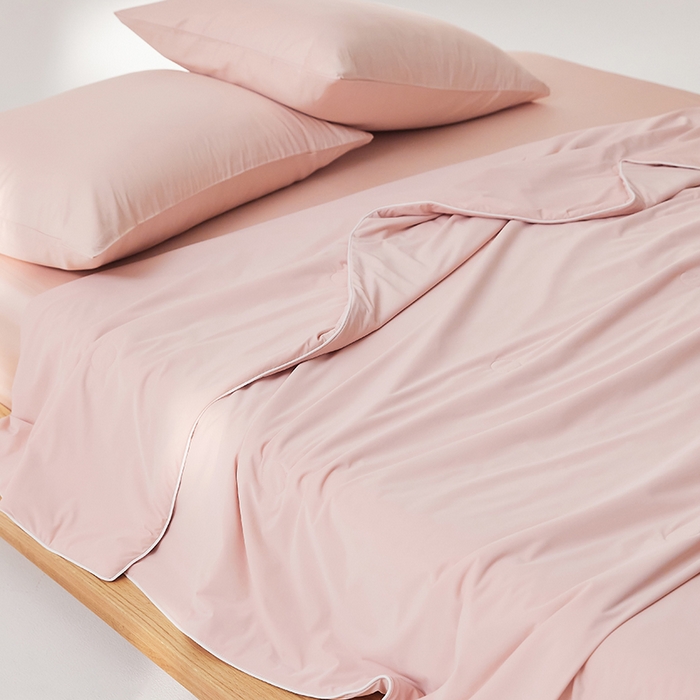 91家纺网 家纺一手货源 找家纺 红淳家纺 2025新款冰激凌系列-90锦纶-A类凉感冰敷夏被 雾霾粉