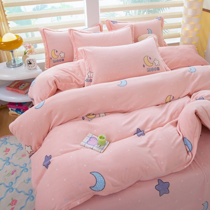 91家纺网 家纺一手货源 找家纺 优姿家纺 2025新款加厚全消光牛奶绒印花四件套午夜星空