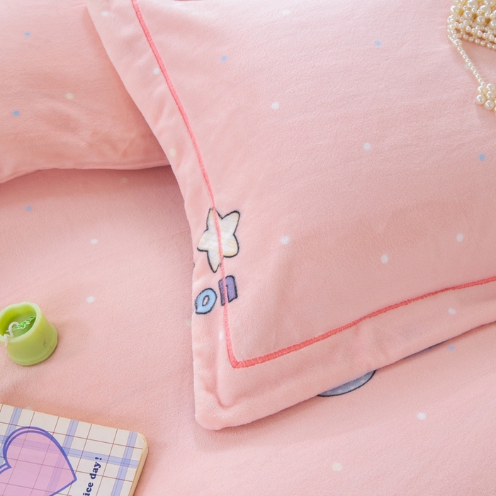 91家纺网 家纺一手货源 找家纺 优姿家纺 2025新款加厚全消光牛奶绒印花四件套午夜星空