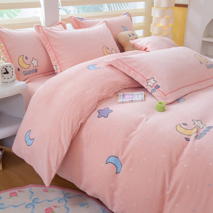 91家纺网 家纺一手货源 找家纺 优姿家纺 2025新款加厚全消光牛奶绒印花四件套午夜星空