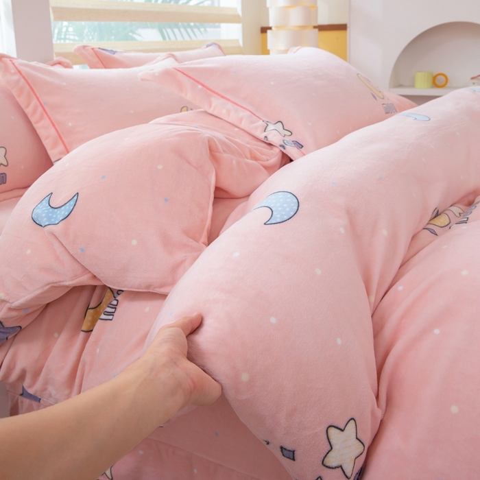 91家纺网 家纺一手货源 找家纺 优姿家纺 2025新款加厚全消光牛奶绒印花四件套午夜星空