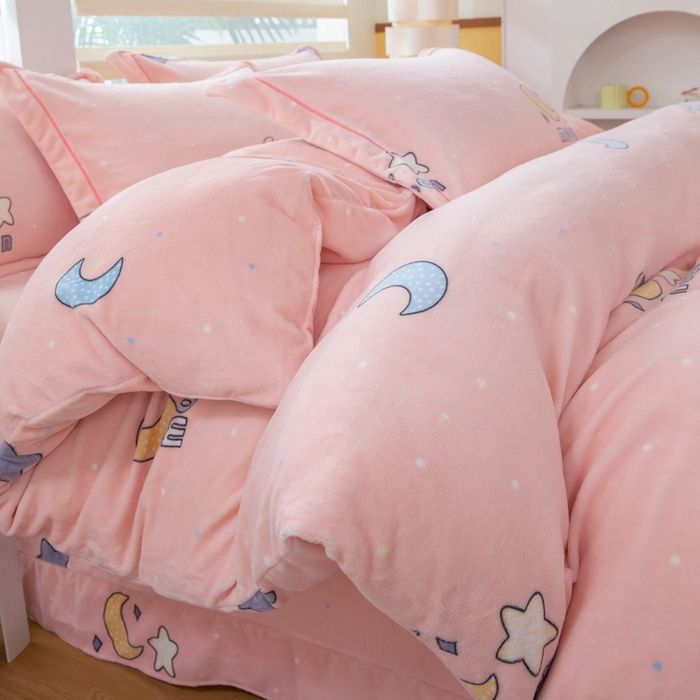 91家纺网 家纺一手货源 找家纺 优姿家纺 2025新款加厚全消光牛奶绒印花四件套午夜星空